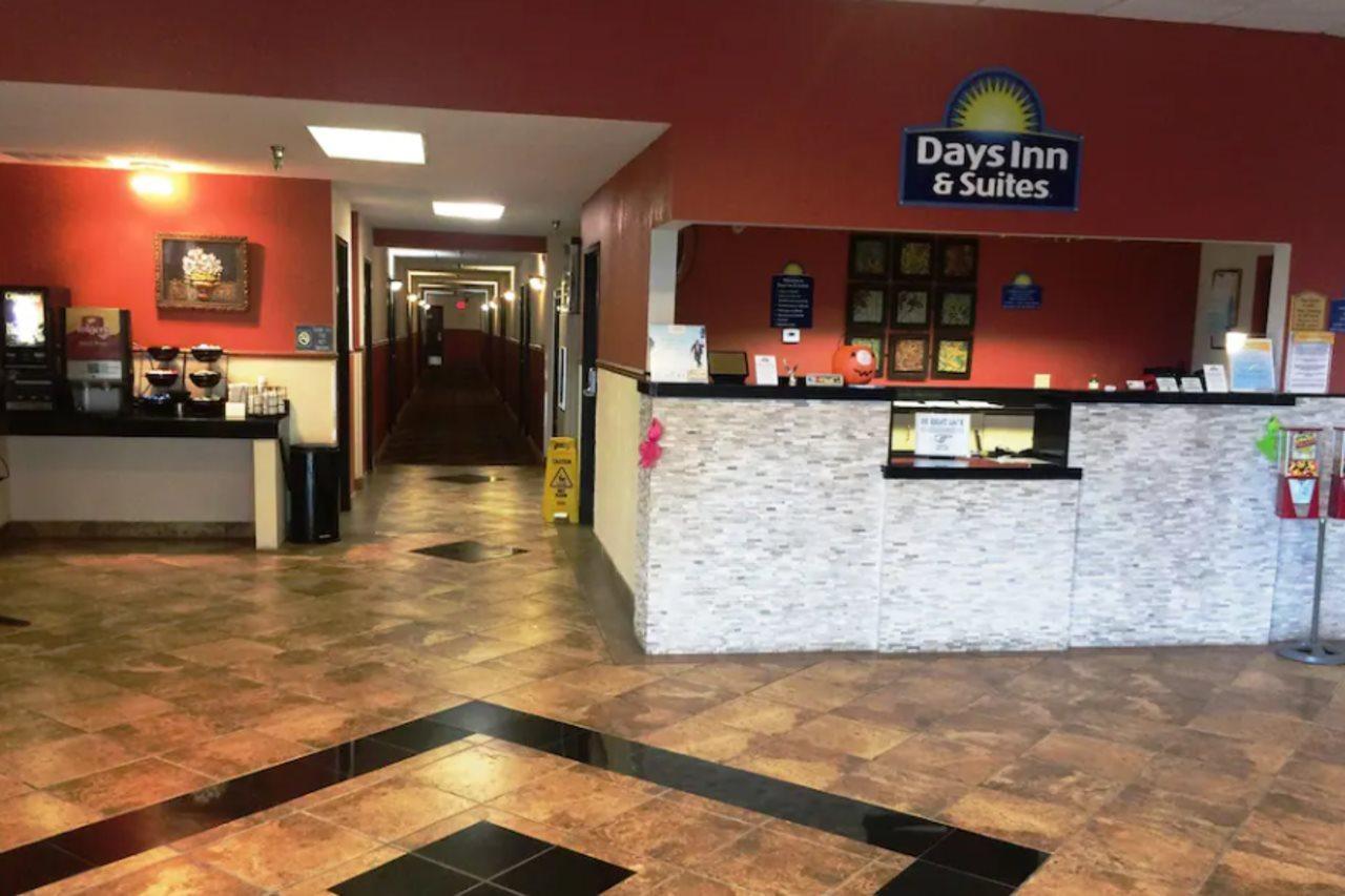 מאונט פלזנט Days Inn & Suites By Wyndham Mt Pleasant מראה חיצוני תמונה