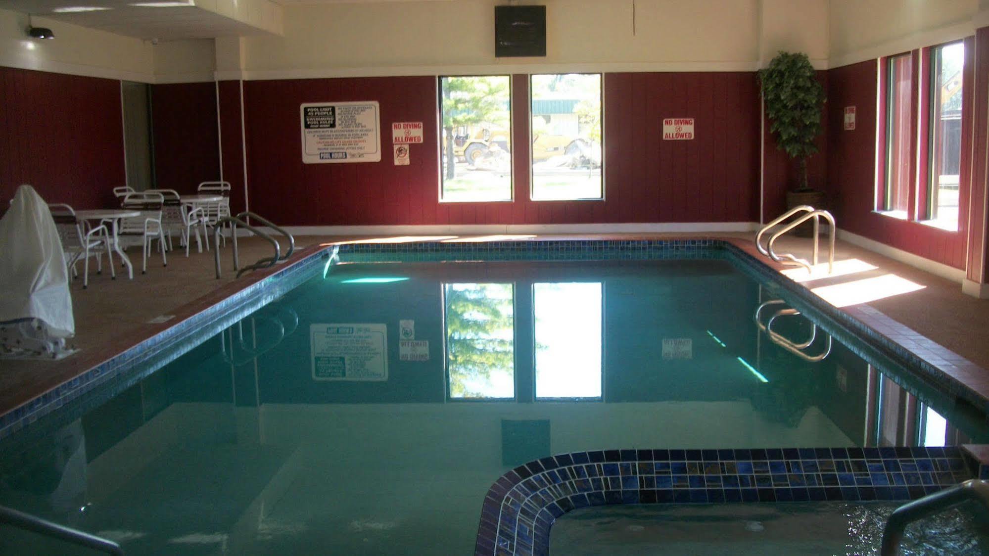 מאונט פלזנט Days Inn & Suites By Wyndham Mt Pleasant מראה חיצוני תמונה